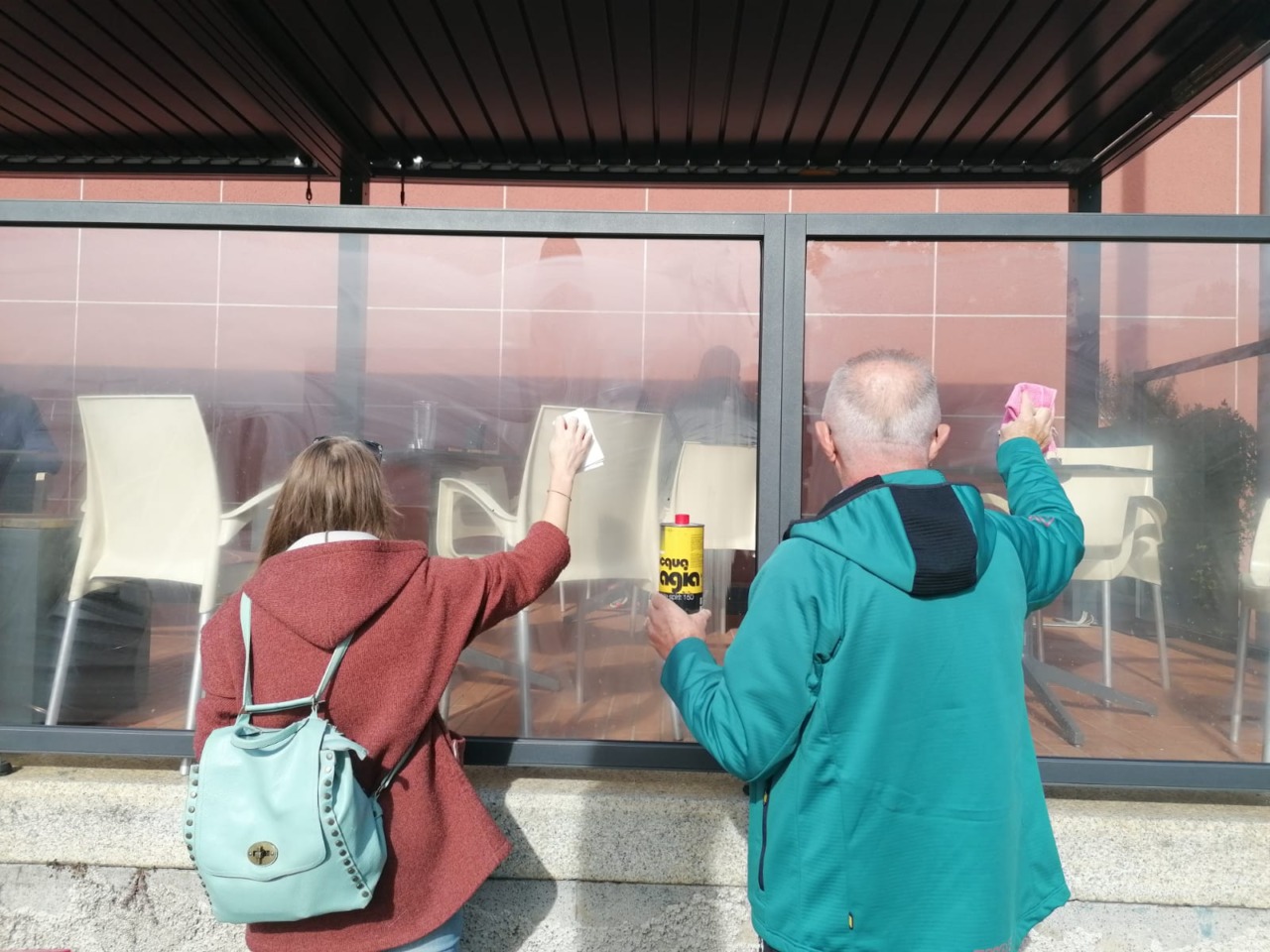 Il dehors del bar del Modernissimo a Nembro imbrattato con scritte minacciose di odio politico