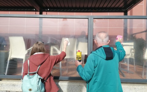 Il dehors del bar del Modernissimo a Nembro imbrattato con scritte minacciose di odio politico