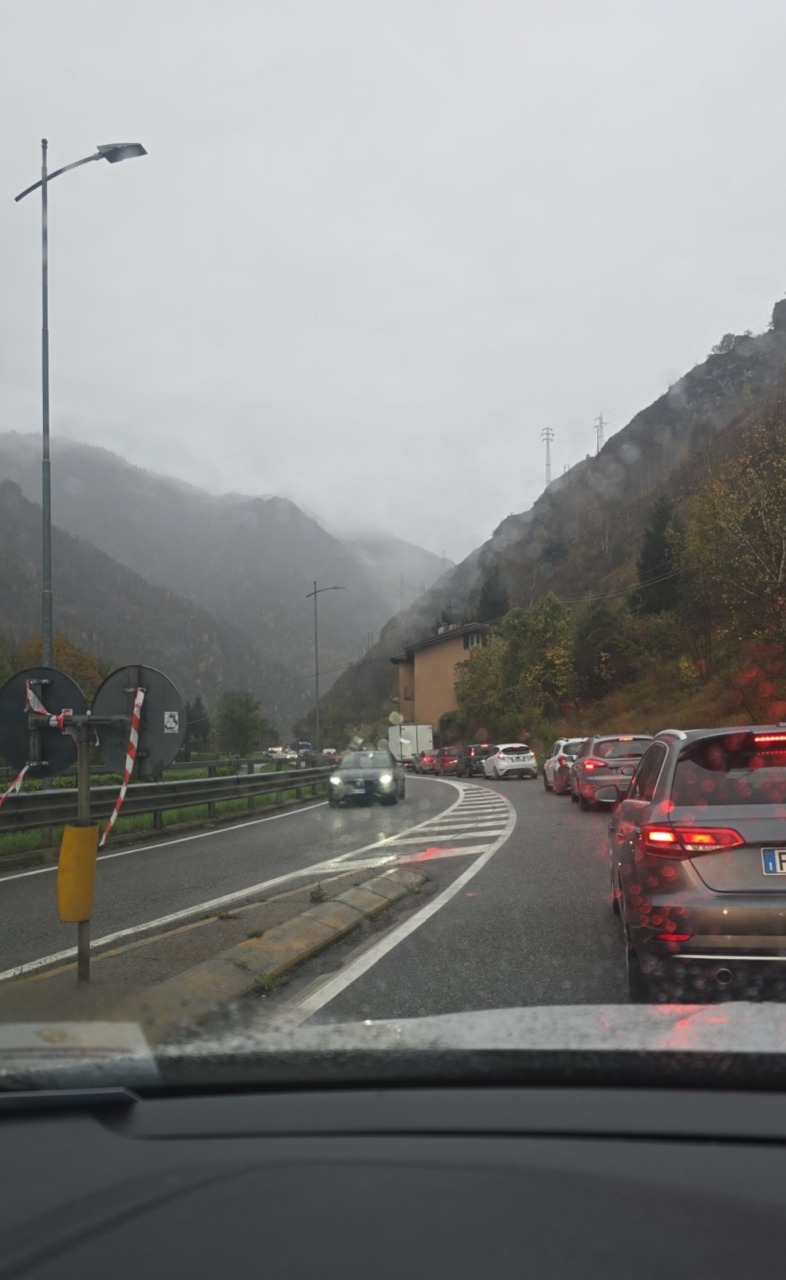 Pirata della strada investe un motociclista e si dà alla fuga a Casnigo. E un’auto colpisce un cervo