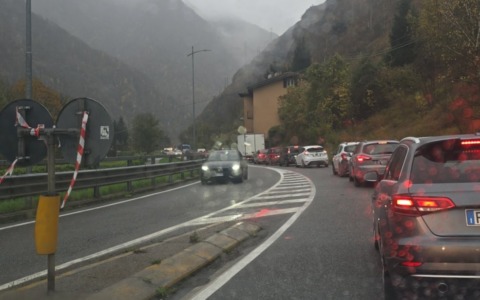 Pirata della strada investe un motociclista e si dà alla fuga a Casnigo. E un’auto colpisce un cervo