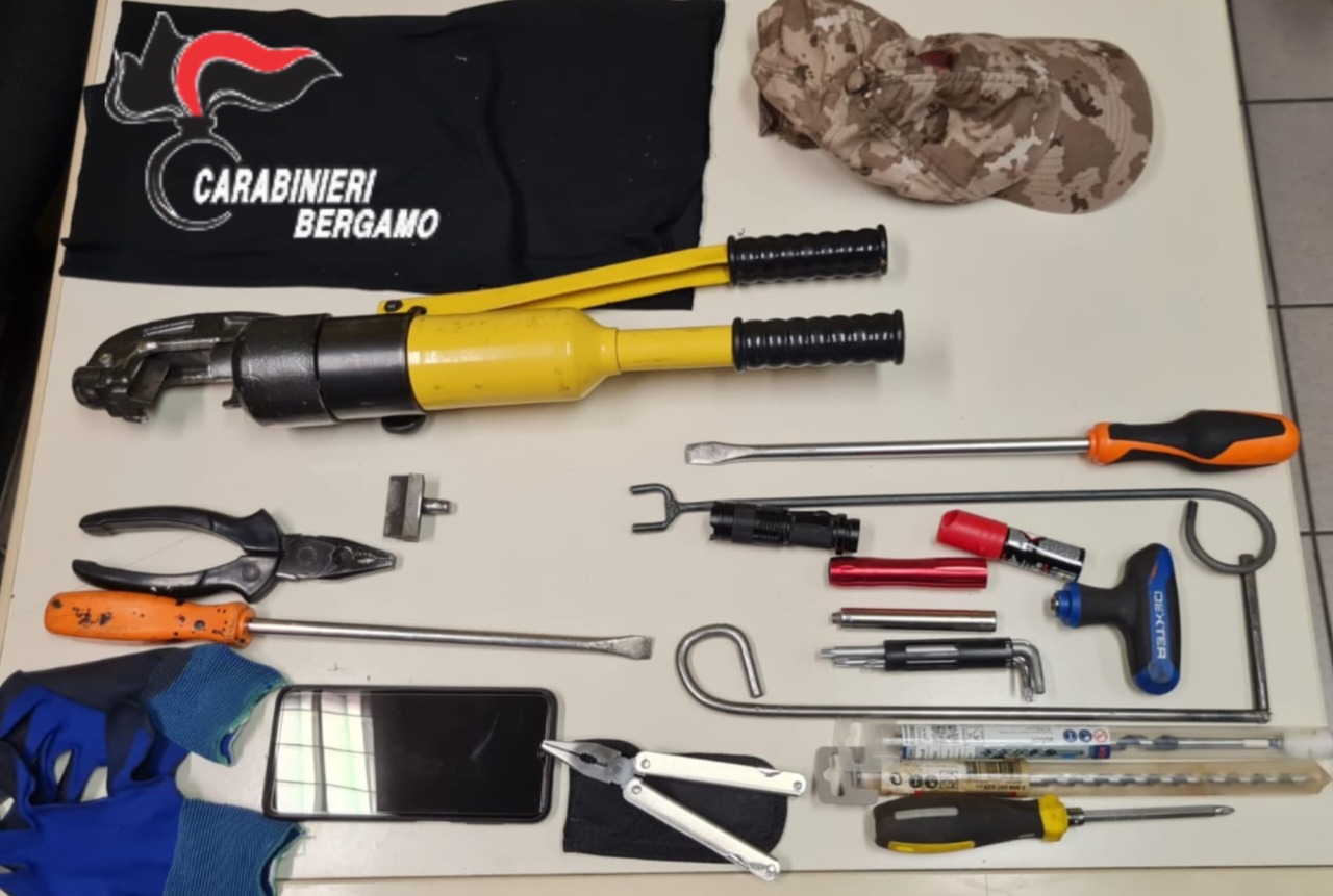 Cercano di svaligiare un’abitazione, sorpresi da due carabinieri: arrestato un ladro, fuggito il complice