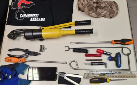 Cercano di svaligiare un’abitazione, sorpresi da due carabinieri: arrestato un ladro, fuggito il complice