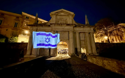 L’Associazione Italia-Israele di Bergamo ha ricordato le vittime del 7 ottobre 2023, all’alba, a Porta San Giacomo