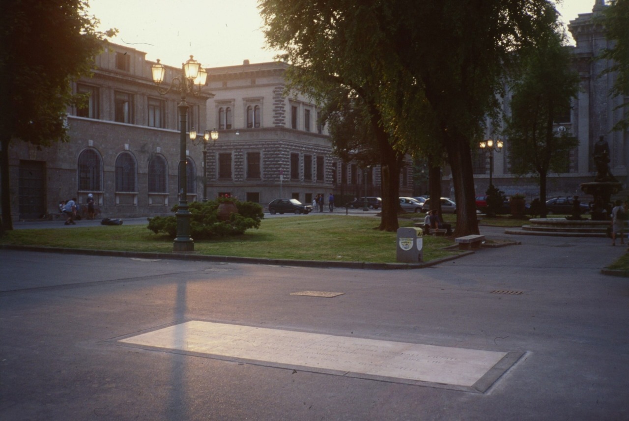 Luci accese in piazza Dante per ogni nuovo nato? Il Comune lavora al ripristino dell’opera di Garutti