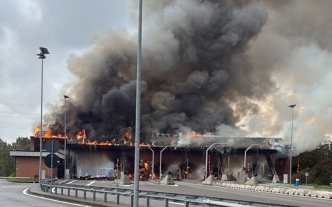 Casello autostradale all’uscita Brescia Sud completamente avvolto dalle fiamme. Incendio spento, nessun ferito