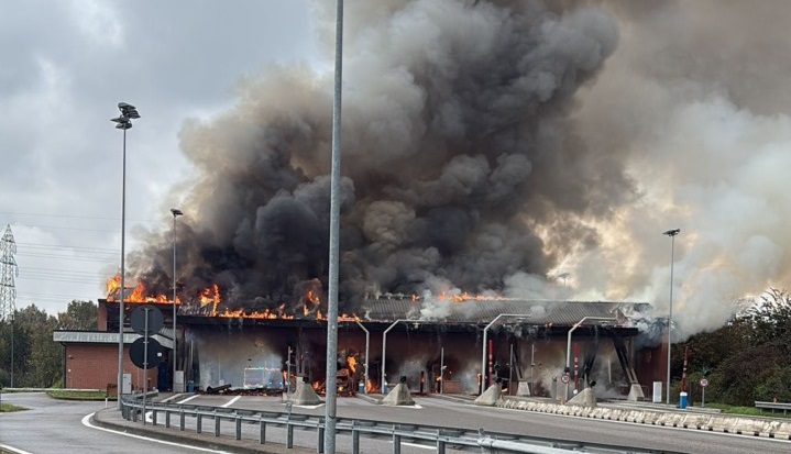 Casello autostradale all’uscita Brescia Sud completamente avvolto dalle fiamme. Incendio spento, nessun ferito