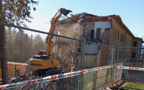 Addio alla Colonia sul Monte Farno, a Gandino è partita la demolizione dell’ecomostro dismesso da trent’anni