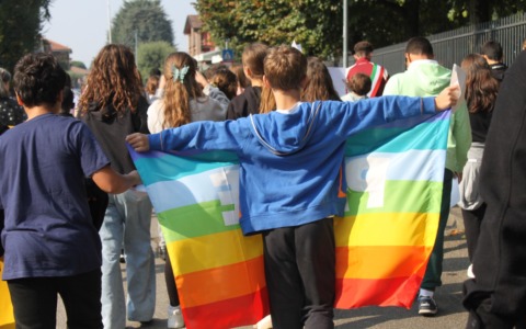 Ragazze e ragazzi, bambine e bambini in marcia a Lallio per lanciare un forte grido contro la guerra