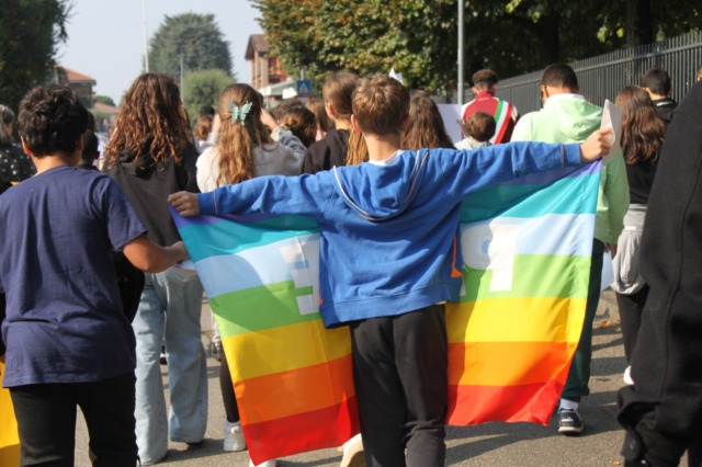 Ragazze e ragazzi, bambine e bambini in marcia a Lallio per lanciare un forte grido contro la guerra