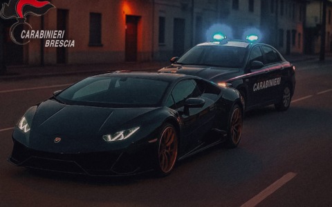 Un 36enne ignora l’alt dei carabinieri e scappa con la sua Lamborghini tra Cologne e Grumello