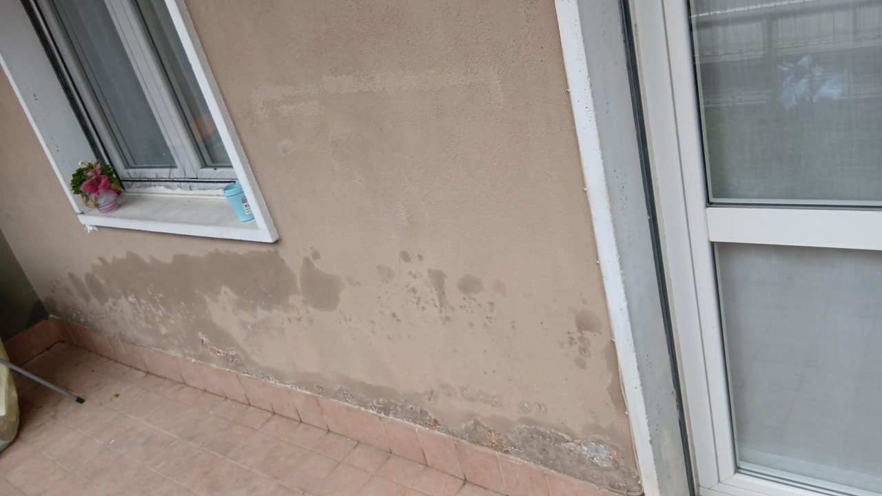 «Vivo tra muffa, crepe e muri marci»: la denuncia di una residente delle case Aler di via Celadina