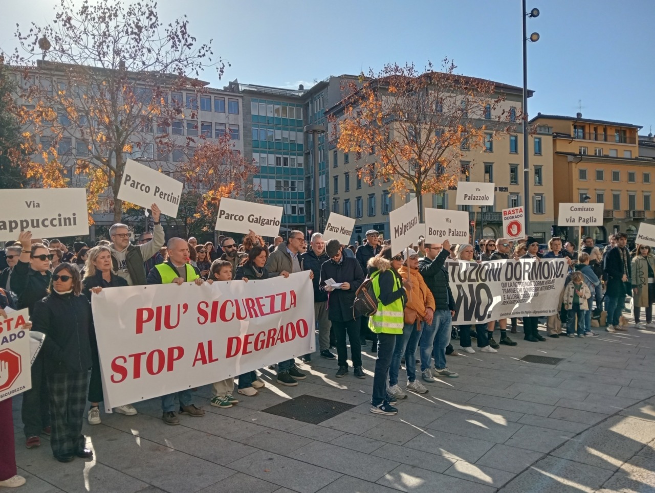Centinaia di persone in corteo per chiedere meno degrado e più sicurezza a Bergamo. L’incontro con la sindaca e gli assessori