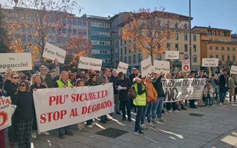 Centinaia di persone in corteo per chiedere meno degrado e più sicurezza a Bergamo. L’incontro con la sindaca e gli assessori
