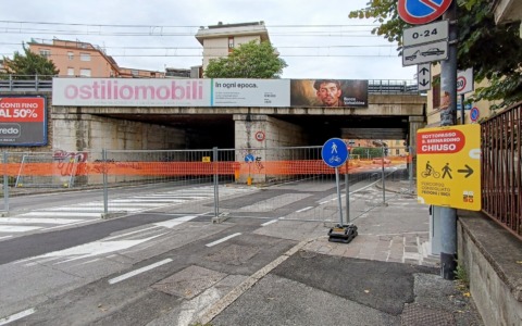 Raddoppio ferroviario, chiude (di nuovo) il passaggio pedonale sotto il ponte di via San Bernardino