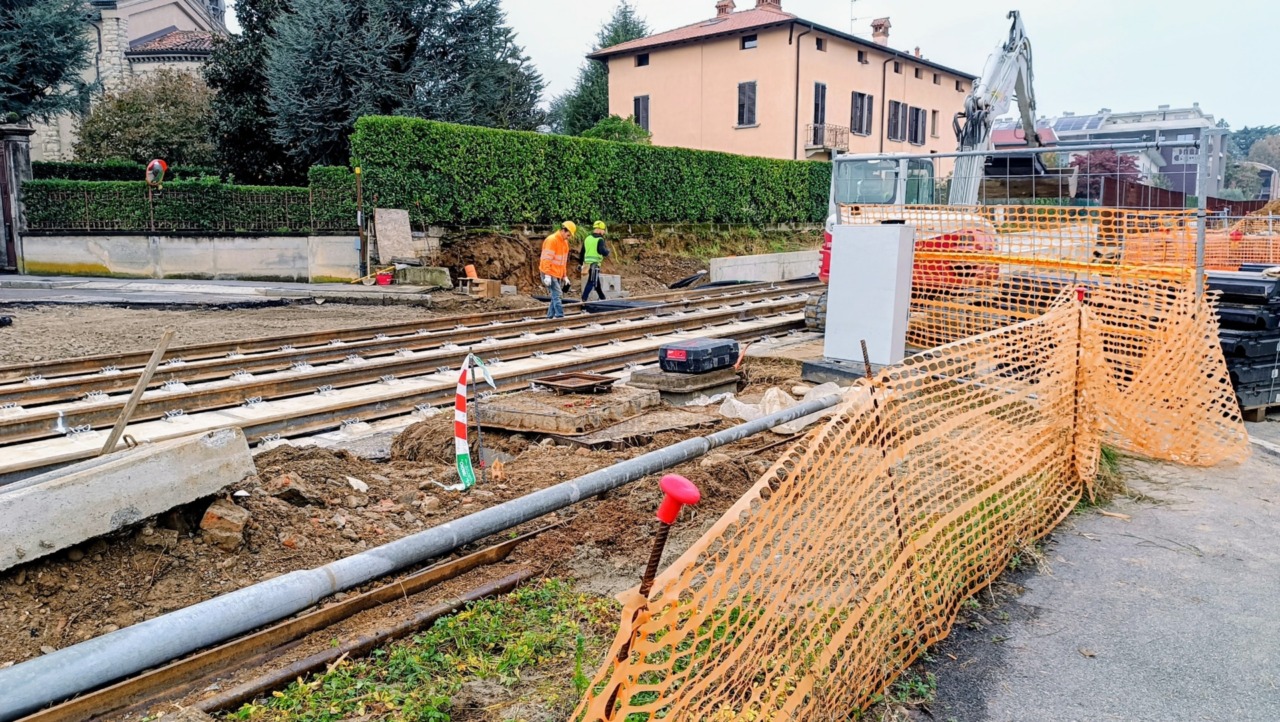 Lavori per il tram della Val Brembana, ora a Valtesse chiude via Raboni: cittadini spazientiti