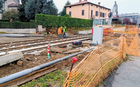 Lavori per il tram della Val Brembana, ora a Valtesse chiude via Raboni: cittadini spazientiti