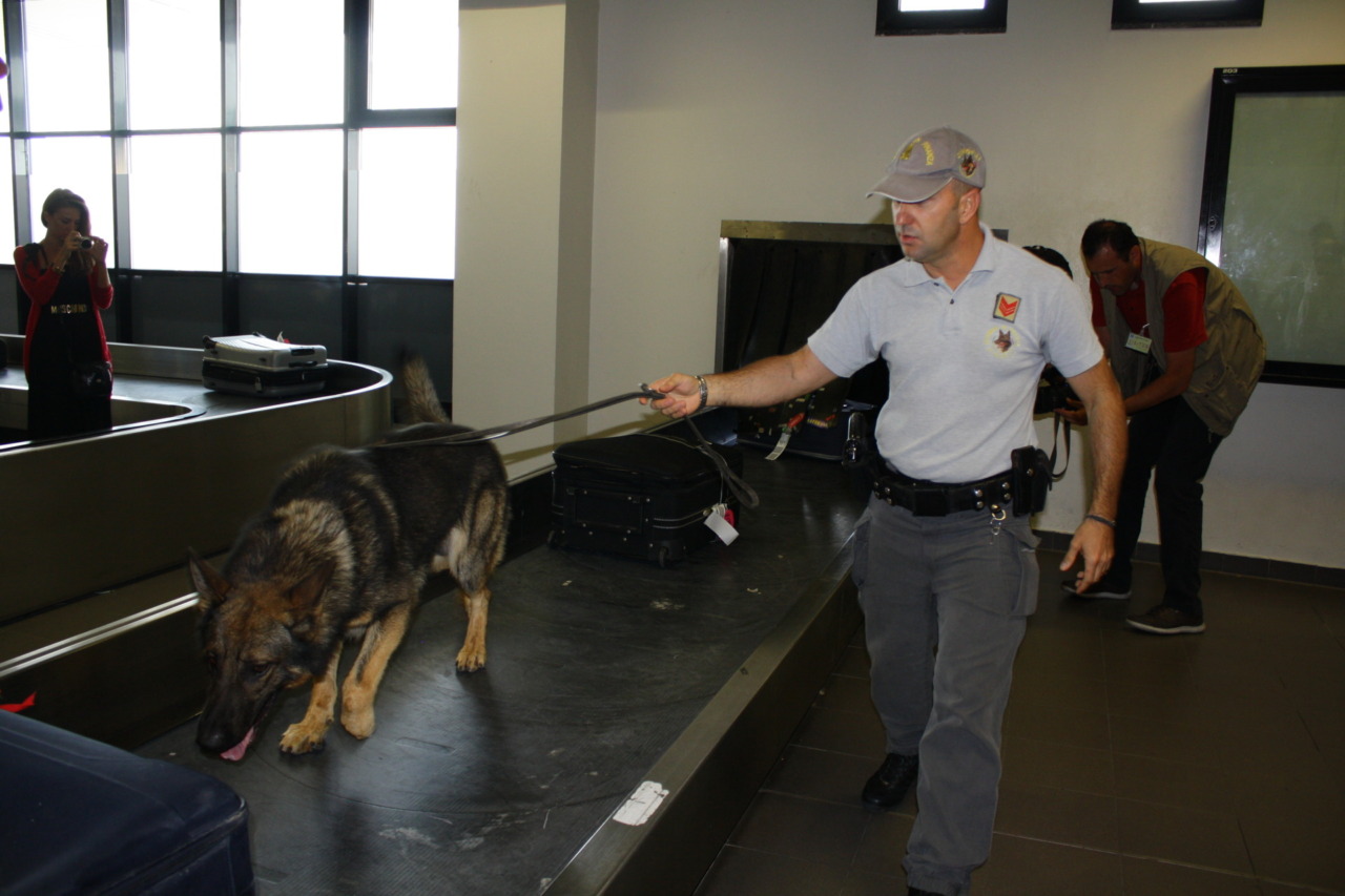 Aveva un chilo e mezzo di eroina nello stomaco: fermata una donna all’aeroporto di Orio