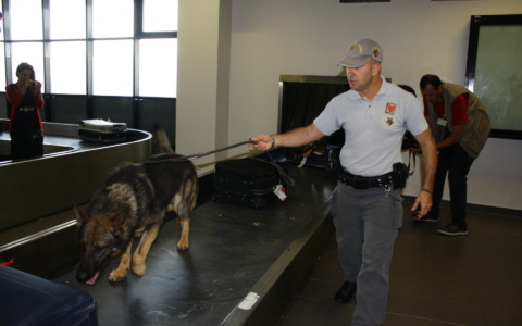 Aveva un chilo e mezzo di eroina nello stomaco: fermata una donna all’aeroporto di Orio