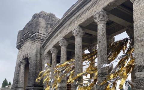 Ancora polemiche per i festoni dorati al cimitero di Bergamo. Le opposizioni: «Chi paga? La struttura è stata danneggiata?»