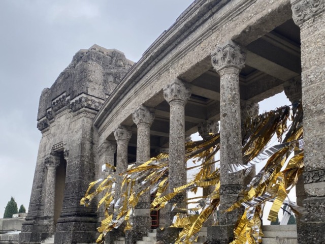 Ancora polemiche per i festoni dorati al cimitero di Bergamo. Le opposizioni: «Chi paga? La struttura è stata danneggiata?»