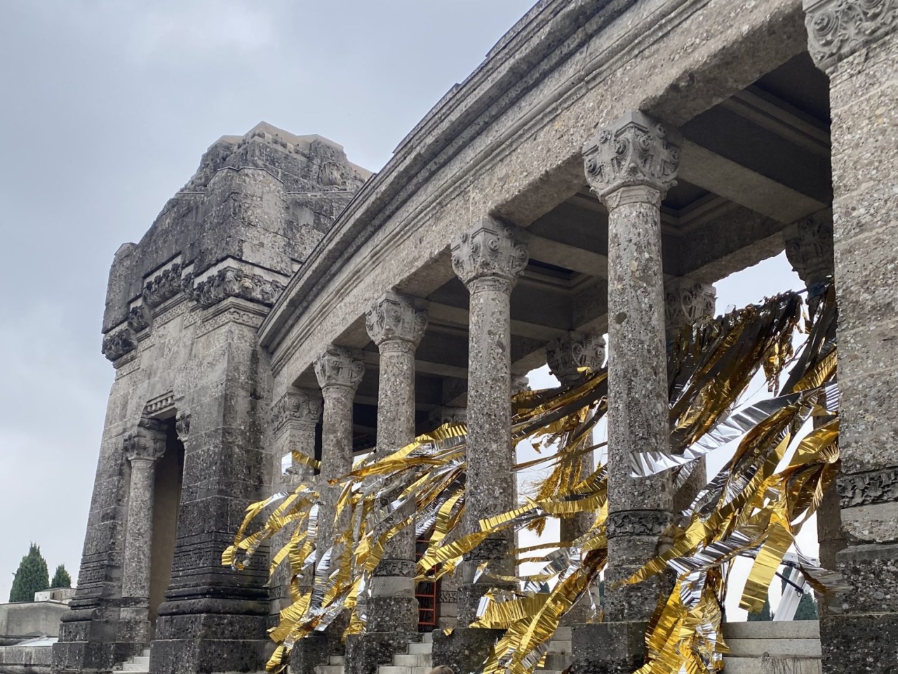 Ancora polemiche per i festoni dorati al cimitero di Bergamo. Le opposizioni: «Chi paga? La struttura è stata danneggiata?»