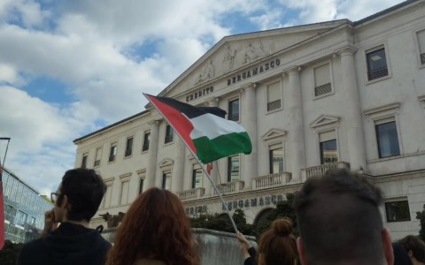 Flotilla, Dario Crippa è su una delle barche fermate da Israele. Manifestazioni a Bergamo