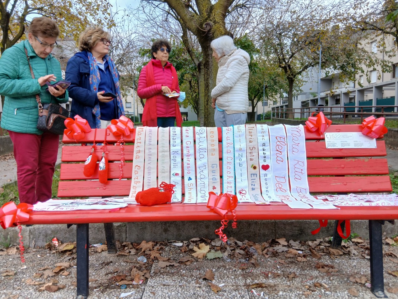 I nomi delle vittime di femminicidio sulla panchina rossa del Villaggio degli Sposi