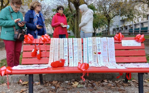 I nomi delle vittime di femminicidio sulla panchina rossa del Villaggio degli Sposi