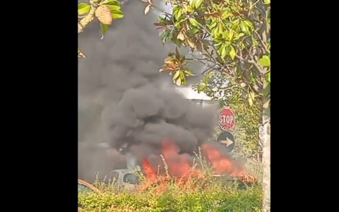 Auto in fiamme ieri pomeriggio nel parcheggio dell’ospedale Papa Giovanni XXIII
