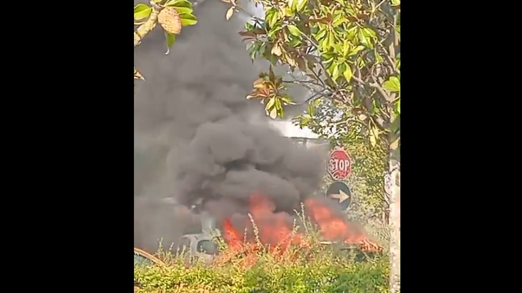 Auto in fiamme ieri pomeriggio nel parcheggio dell’ospedale Papa Giovanni XXIII