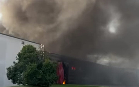 Calcio, incendio in un’azienda: intossicate tre persone, otto squadre dei vigili al lavoro