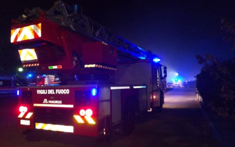 Fiamme nella notte a Trescore Balneario: distrutti un furgone e diversi bancali