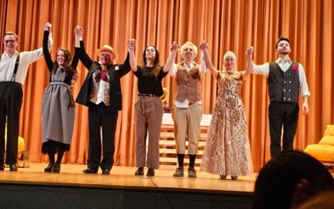 Risate in compagnia col teatro dialettale, a Gandino torna “Fra Palco e Sipario”