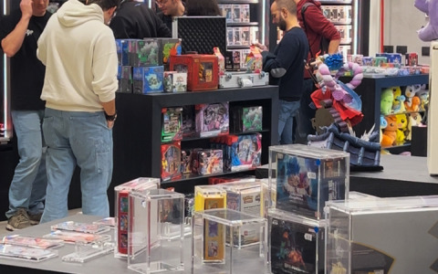 Tutti la vogliono visitare, aggiunto un altro weekend alla mostra di carte Pokémon in via Bianzana a Bergamo