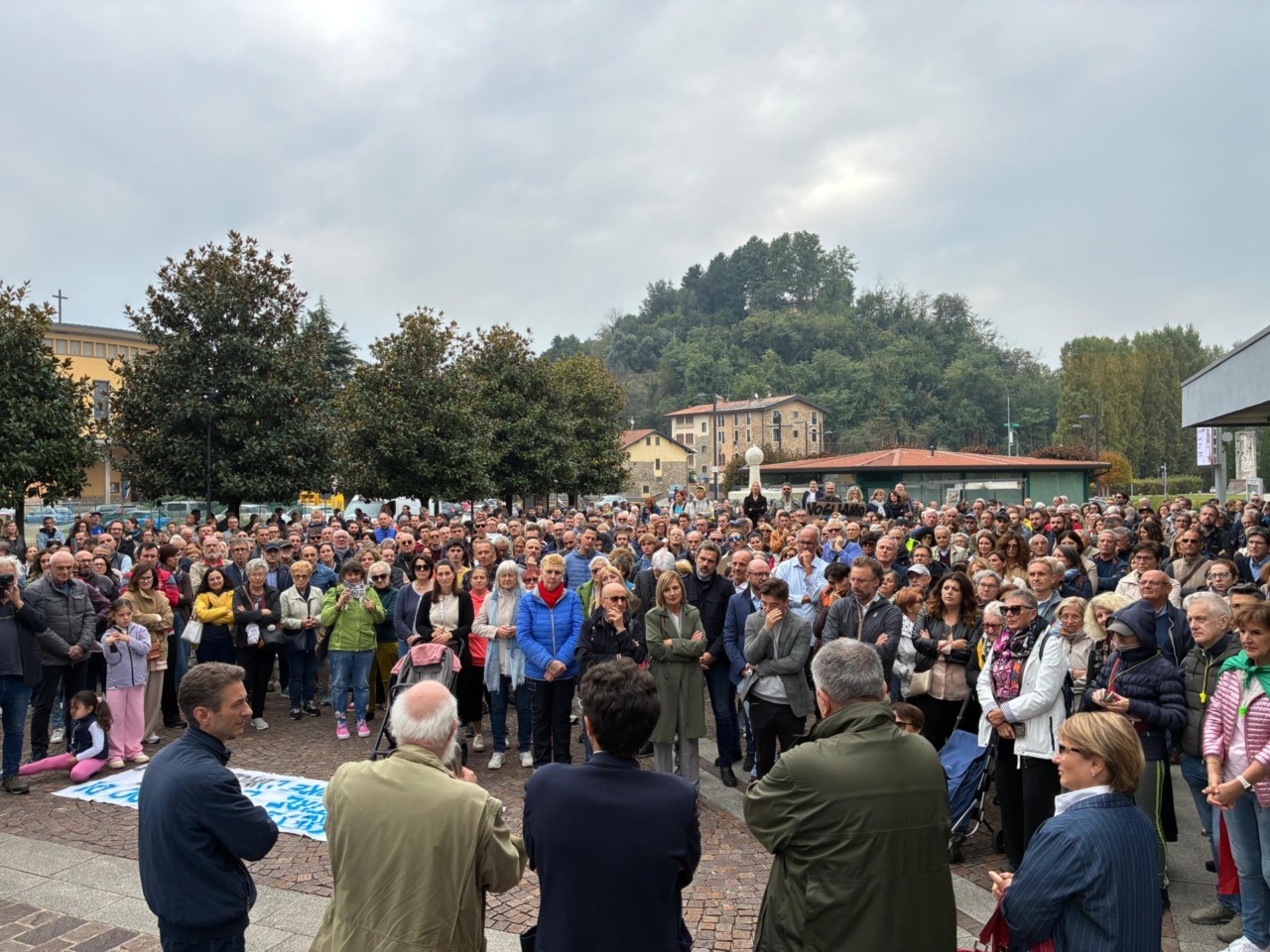 Più di un migliaio di persone hanno marciato e manifestato a Montello per dire «no all’inceneritore!»