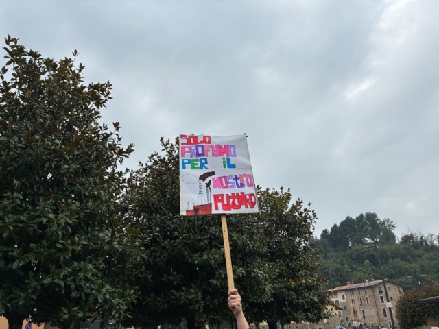 Odori molesti dalla Montello Spa: «Situazione ormai insostenibile, ma da Regione nessuna risposta»