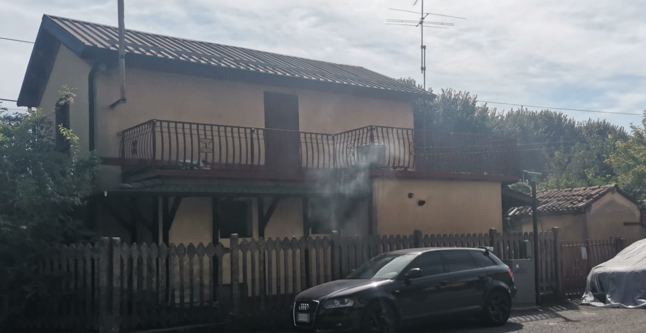 Incendio a Romano nell’ex casello ferroviario. La struttura è occupata abusivamente da anni e nessuno fa niente