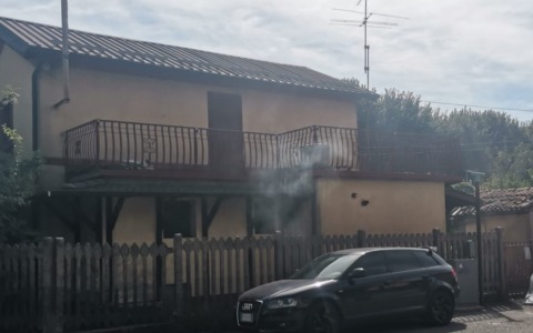 Incendio a Romano nell’ex casello ferroviario. La struttura è occupata abusivamente da anni e nessuno fa niente