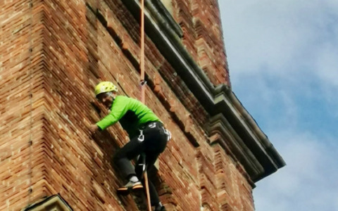 Il Gruppo amici della montagna di Treviolo si arrampica sul campanile di Albegno per ripulirlo