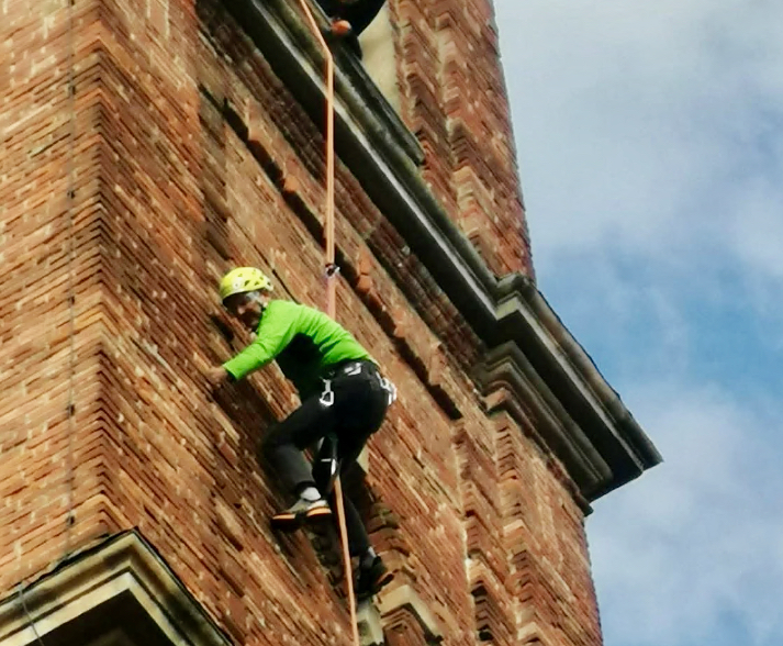 Il Gruppo amici della montagna di Treviolo si arrampica sul campanile di Albegno per ripulirlo