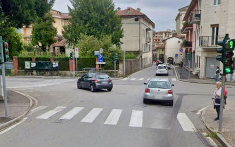 Un nuovo semaforo rosso stop in via Roma a Ponte San Pietro. E scoppia la polemica