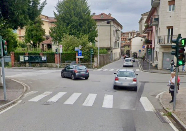 Un nuovo semaforo rosso stop in via Roma a Ponte San Pietro. E scoppia la polemica