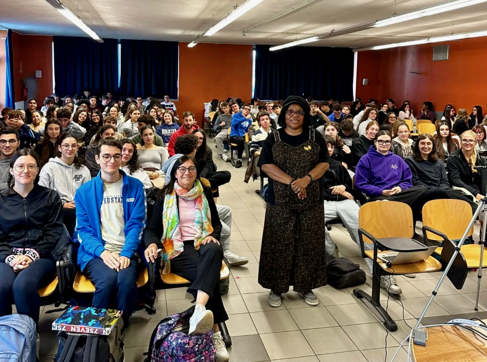 Il bel messaggio e l’insegnamento di Esther Omam a Dalmine: la pace si coltiva dal proprio giardino