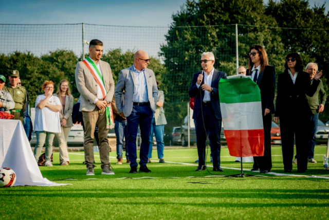Finalmente il taglio del nastro per il nuovo campo da calcio in erba sintetica di Osio Sopra
