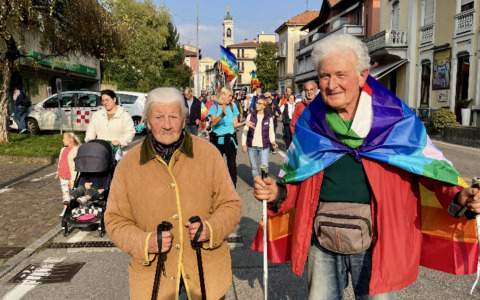 Dalla Valle del Lujo fino in centro: oltre mille abitanti di Albino hanno sfilato alla “Marcia della Pace”