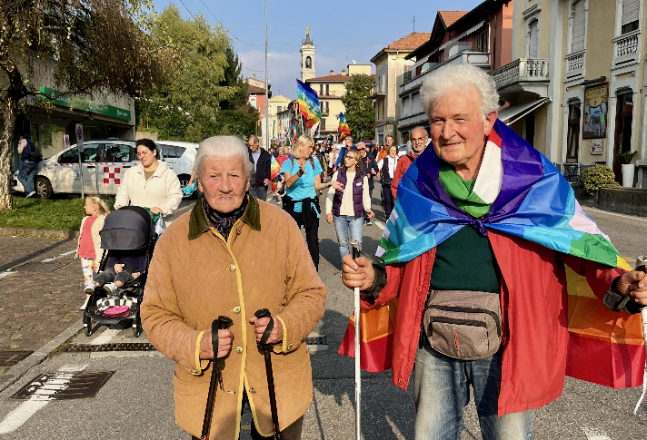 Dalla Valle del Lujo fino in centro: oltre mille abitanti di Albino hanno sfilato alla “Marcia della Pace”