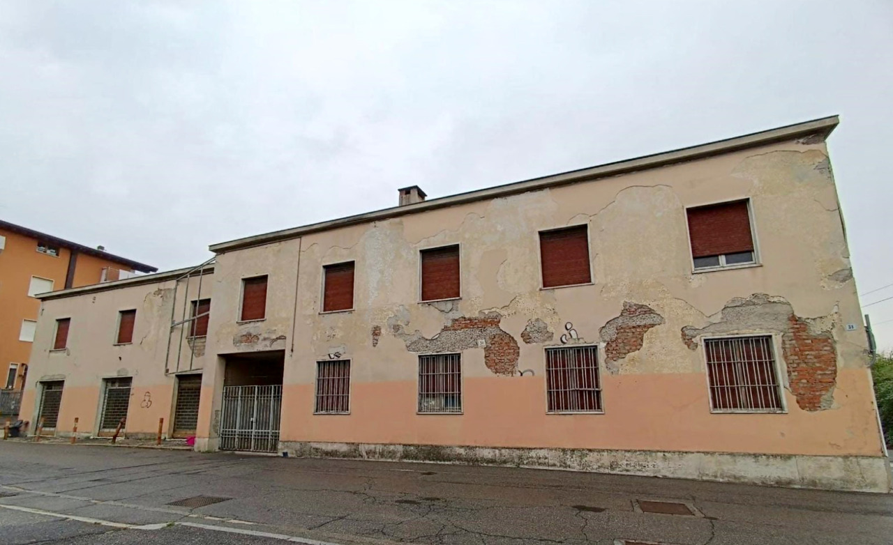 Degrado in via Cesare Battisti a Seriate: dopo tante denunce, è scattato il blitz della polizia locale