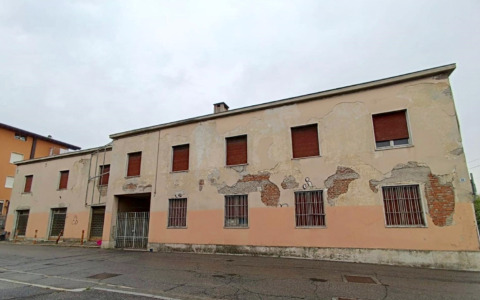 Degrado in via Cesare Battisti a Seriate: dopo tante denunce, è scattato il blitz della polizia locale