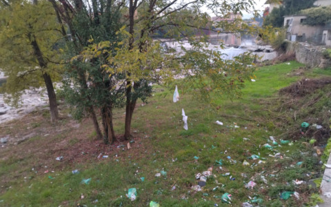 Bottiglie di plastica, sacchetti, cartacce e rifiuti lungo il Serio, scatta l’allarme in Consiglio a Seriate