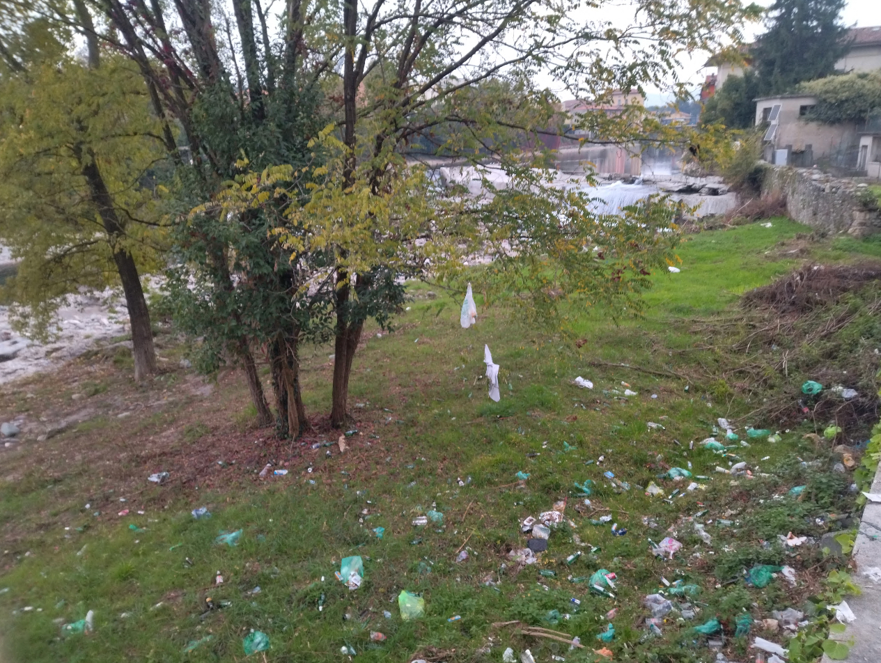 Bottiglie di plastica, sacchetti, cartacce e rifiuti lungo il Serio, scatta l’allarme in Consiglio a Seriate